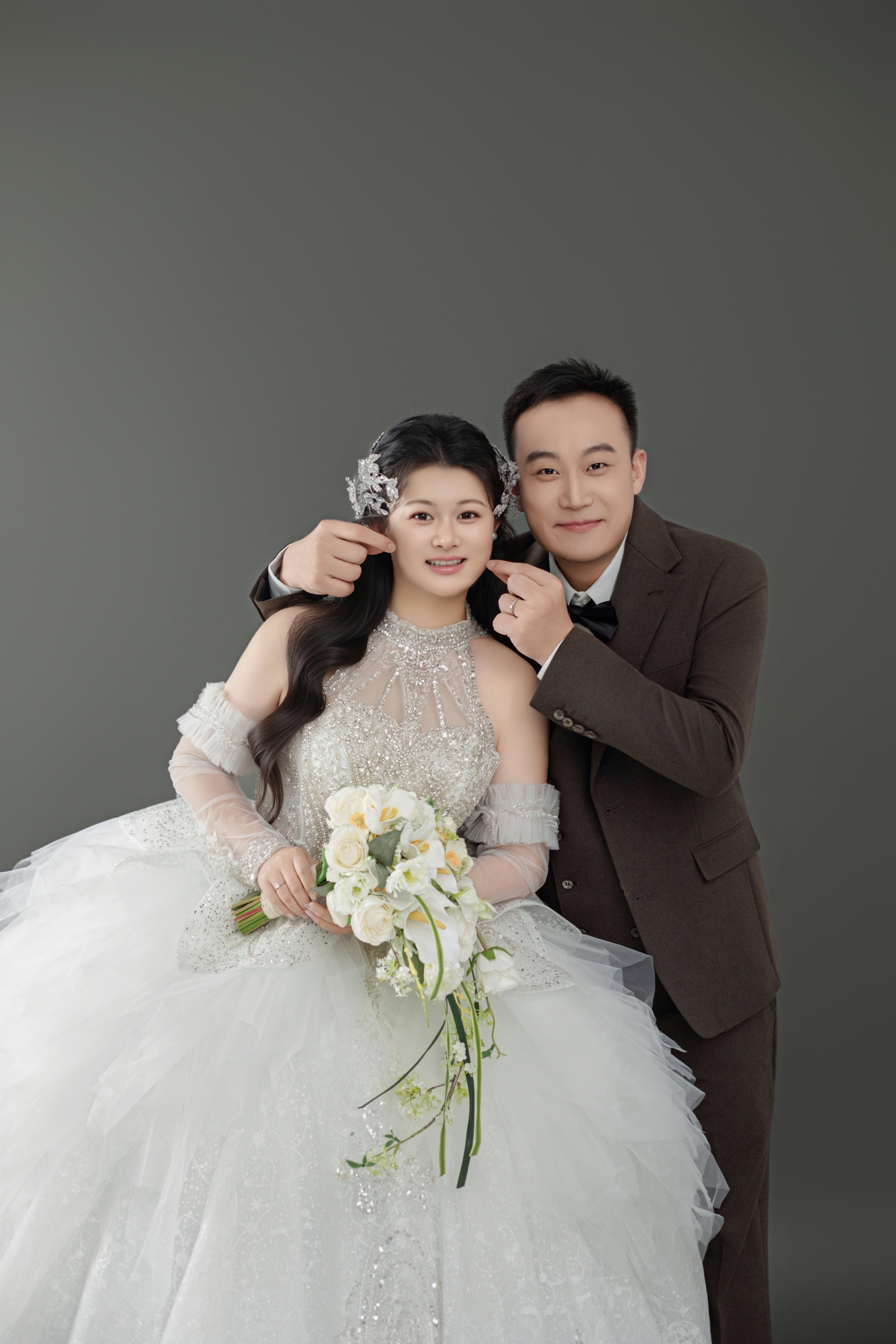 董仲宇与刘珂在深灰背景前亲密相依的合照