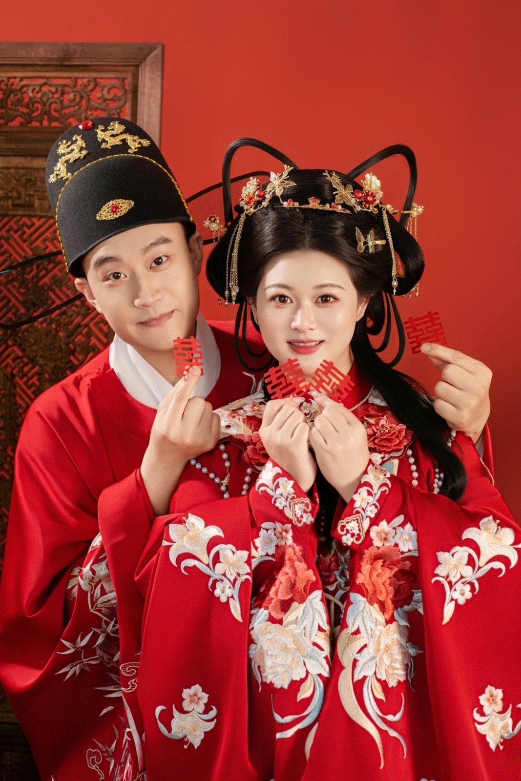 董仲宇与刘珂身着中式红色婚服，相依微笑的合照